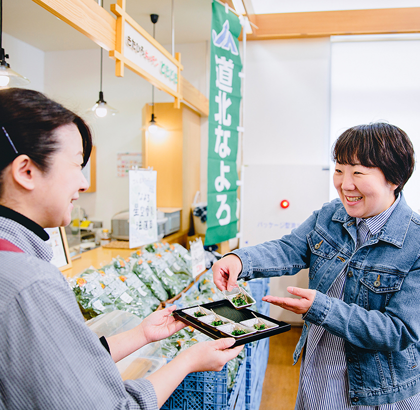 生産者さんとお話しできるお楽しみの試食コーナー