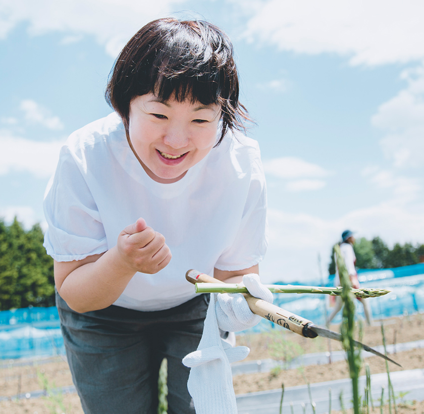 おいしそうなのはどれだ？畑で吟味しながら収穫