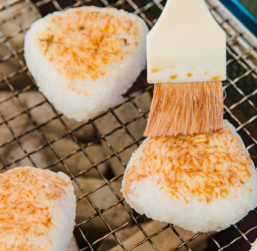 畑を眺めながら焼きおにぎりをフーフー