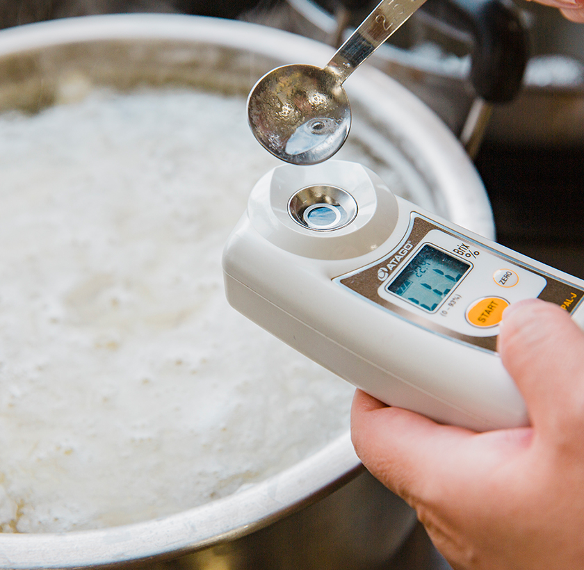 鍋のお湯は80度にキープてん菜から甘〜い液を煮出す