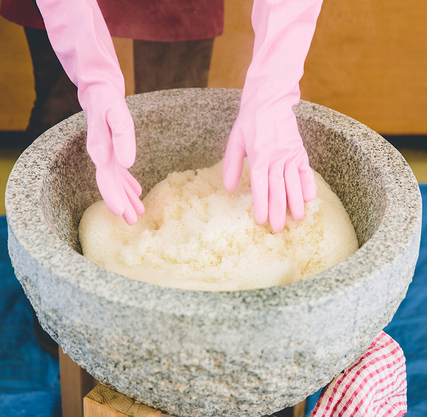 お湯で温めておいた臼に炊きたてのもち米を投入