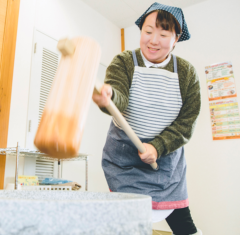 杵を振り下ろすときは重力に任せるのがコツ