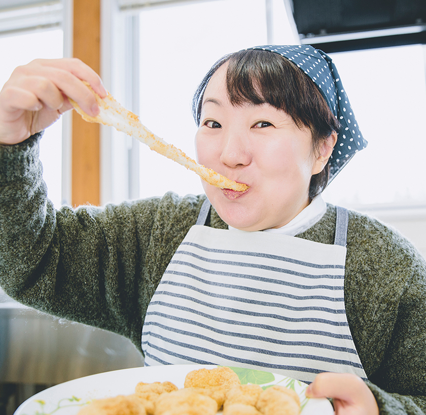 おもちにきな粉をまぶしてお待ちかねの試食タイム！