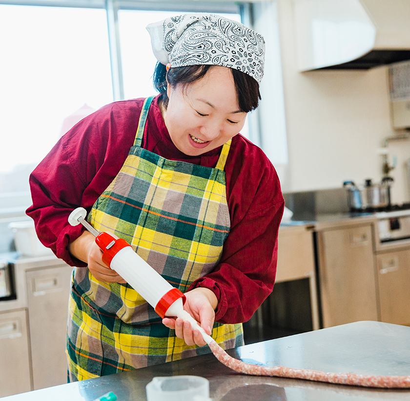 粘りが出るまで混ぜ合わせいよいよ腸詰め作業に