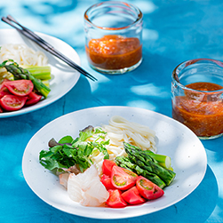 映える！旬レシピ／Vol.20 トマトとアスパラのサラダつけ麺