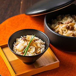 坂下先生の季節のレシピ／ゆり根ときのこのアンチョビバターご飯