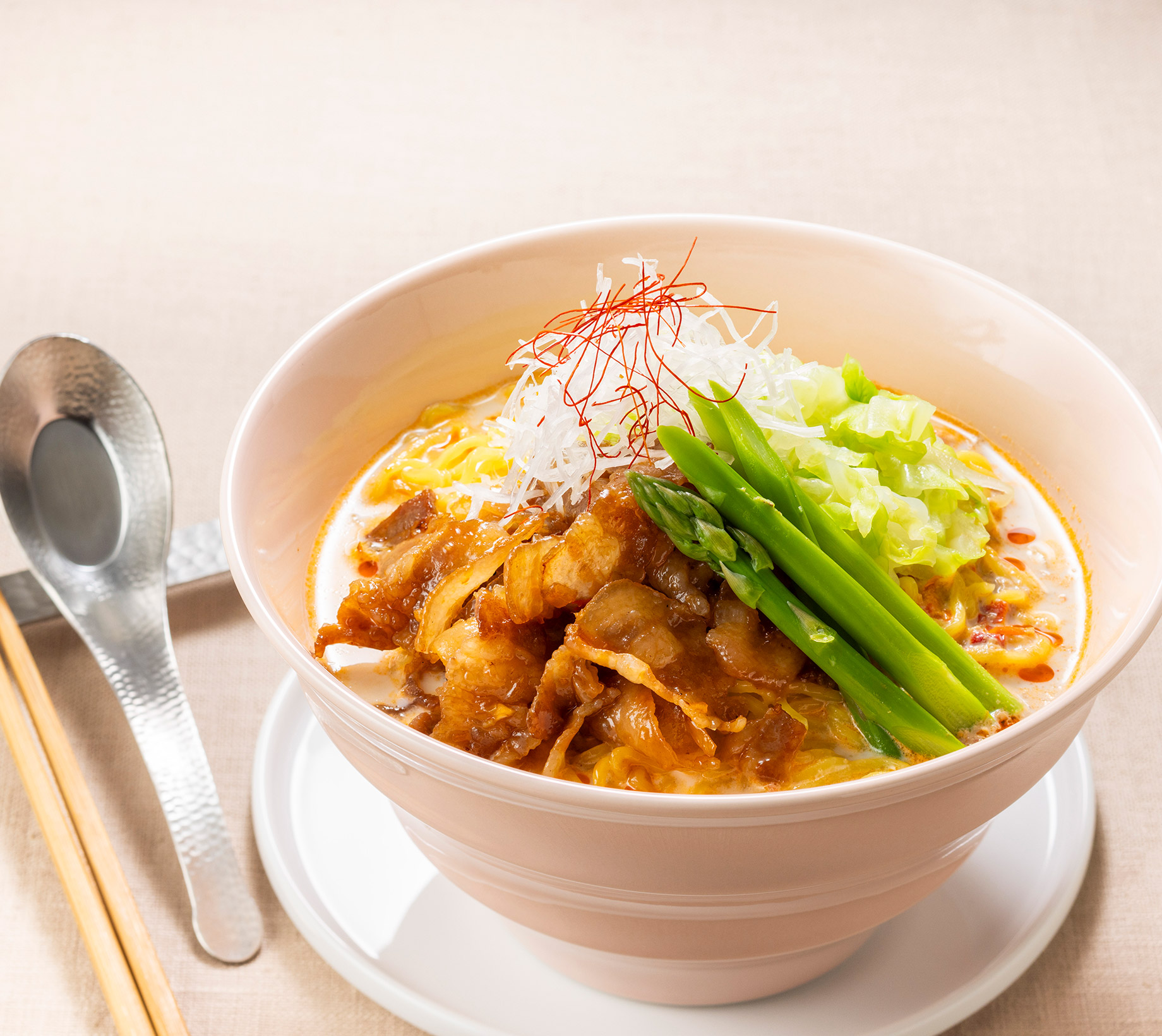 春野菜のミルク担々麺 優しい味の濃厚スープが食材によくからむ