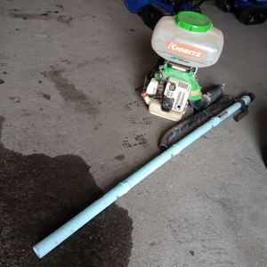 背負動力散布機