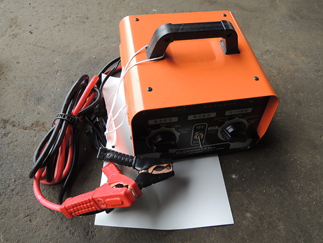 充電器（バッテリーチャージャー）