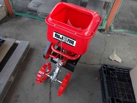 ティラーけん引式肥料散布機