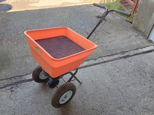 手押し肥料散布機